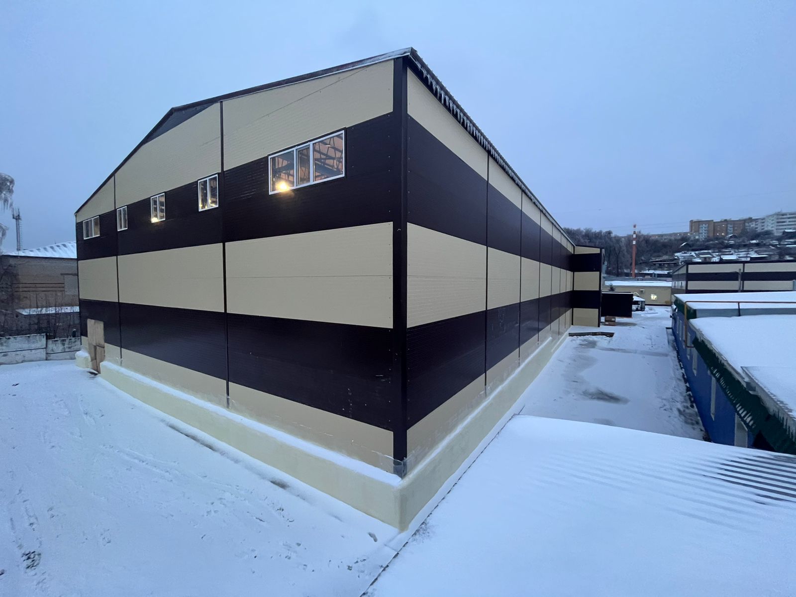 Самонесущий склад с комбинированной системой хранения