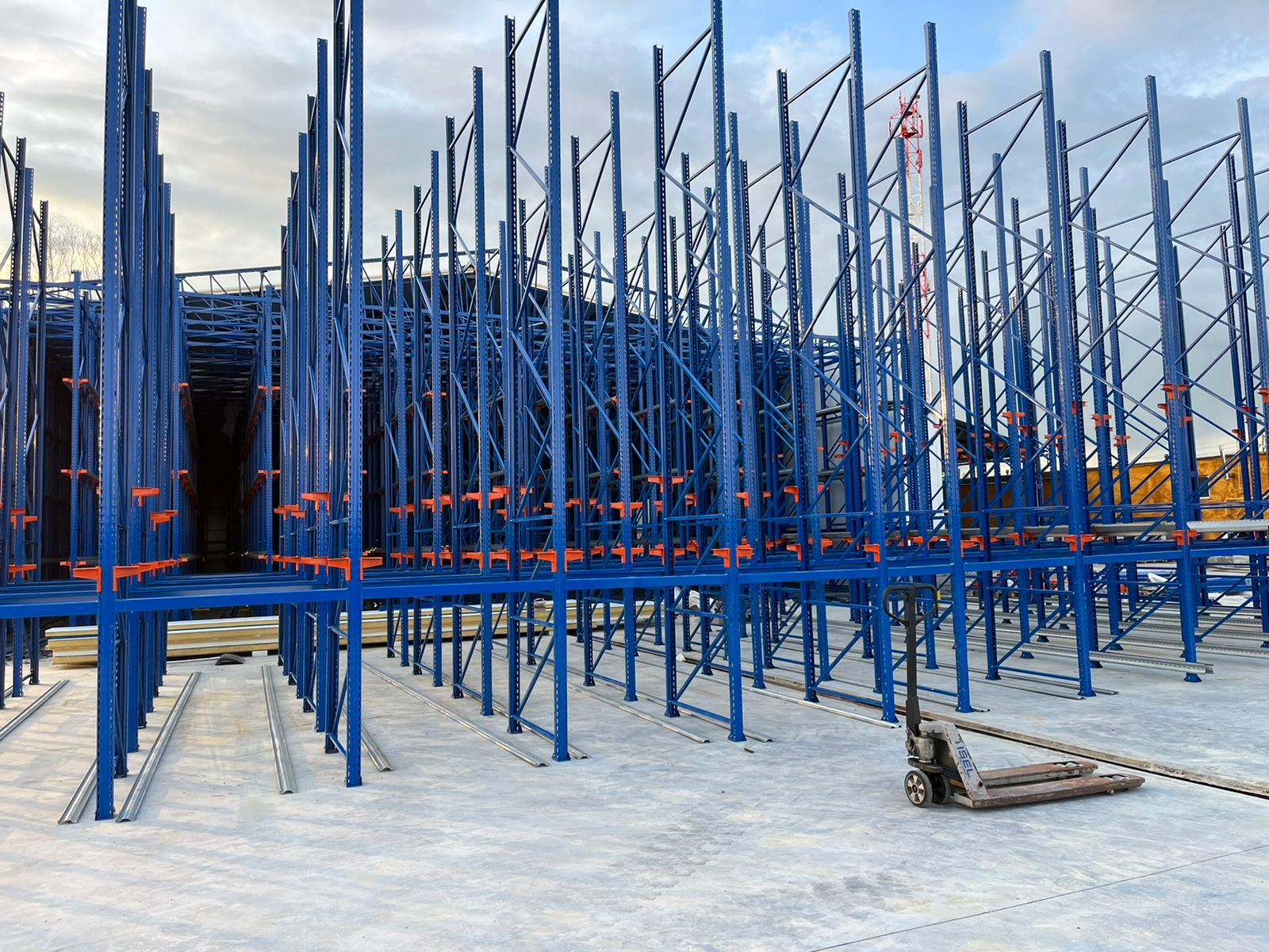 Монтаж самонесущего склада