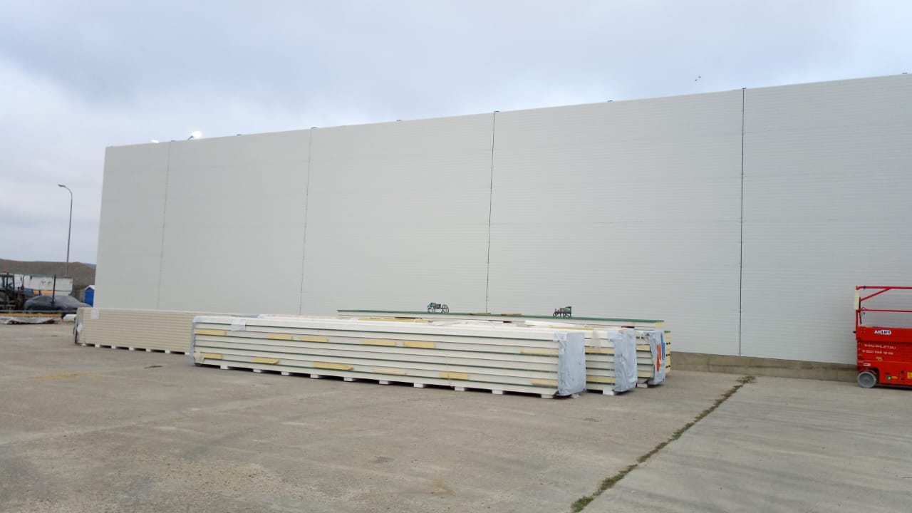 Выполнение работ по обшивке склада сэндвич-панелями
