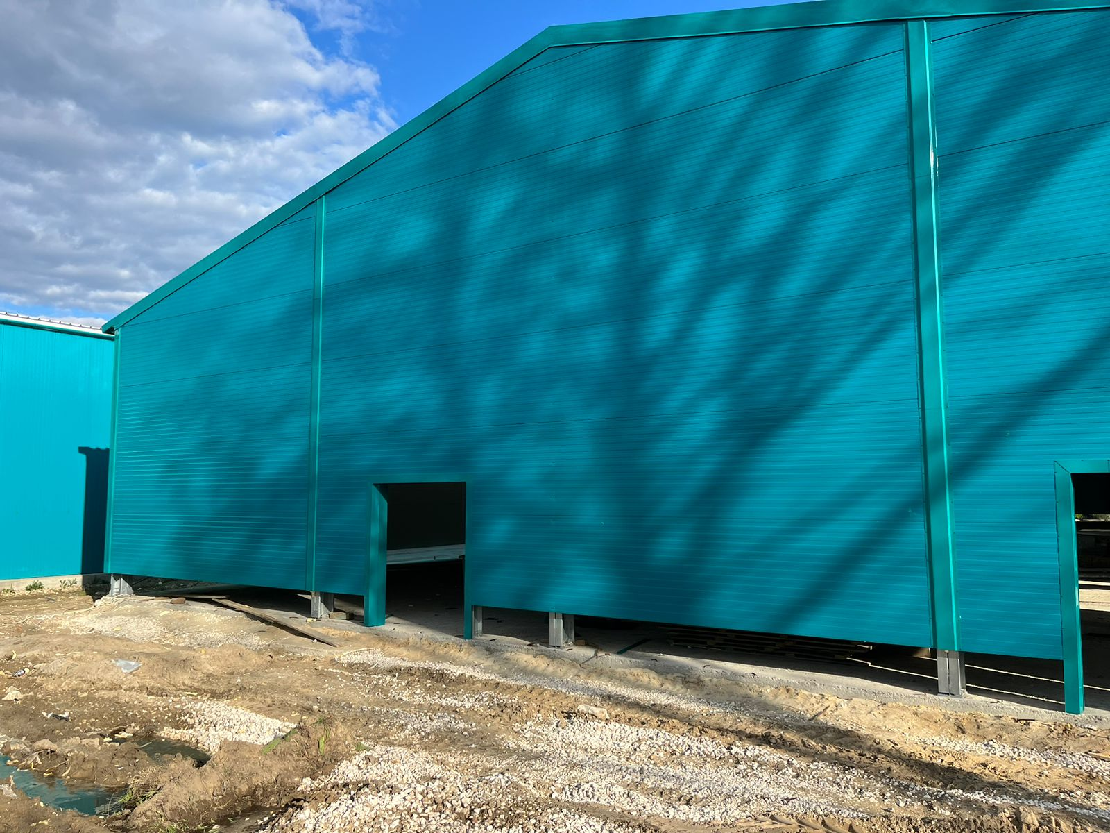 Монтаж фасонных элементов на самонесущем ангаре из ЛСТК