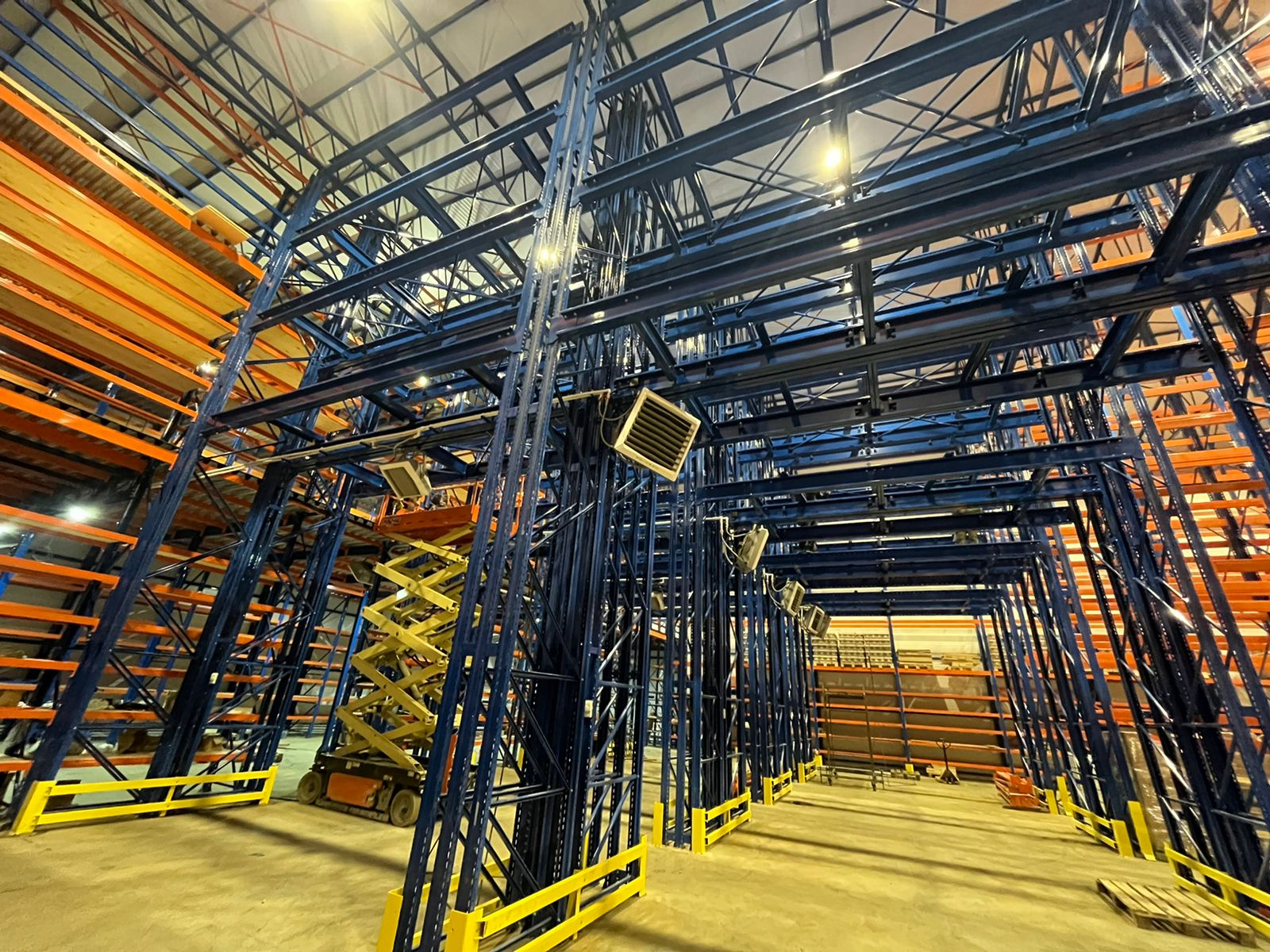 Устройство широких проездов в снс складе