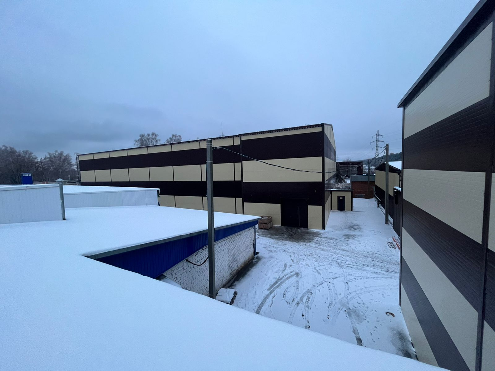 Самонесущий склад с комбинированной системой хранения