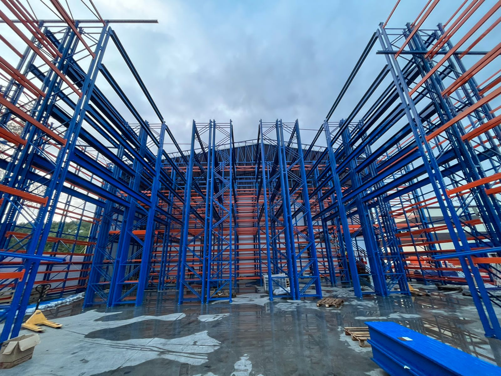 Установка несущего каркаса склада