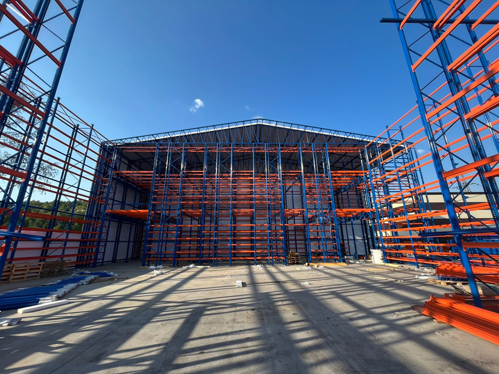 Процесс сборки самонесущего склада