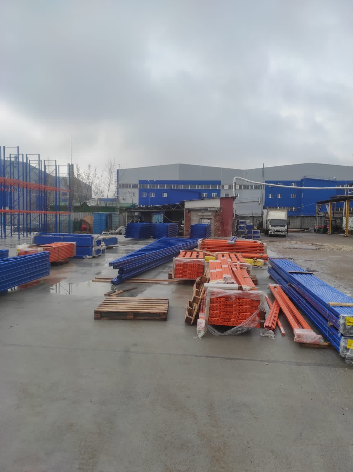 Сборка элементов самонесущего склада