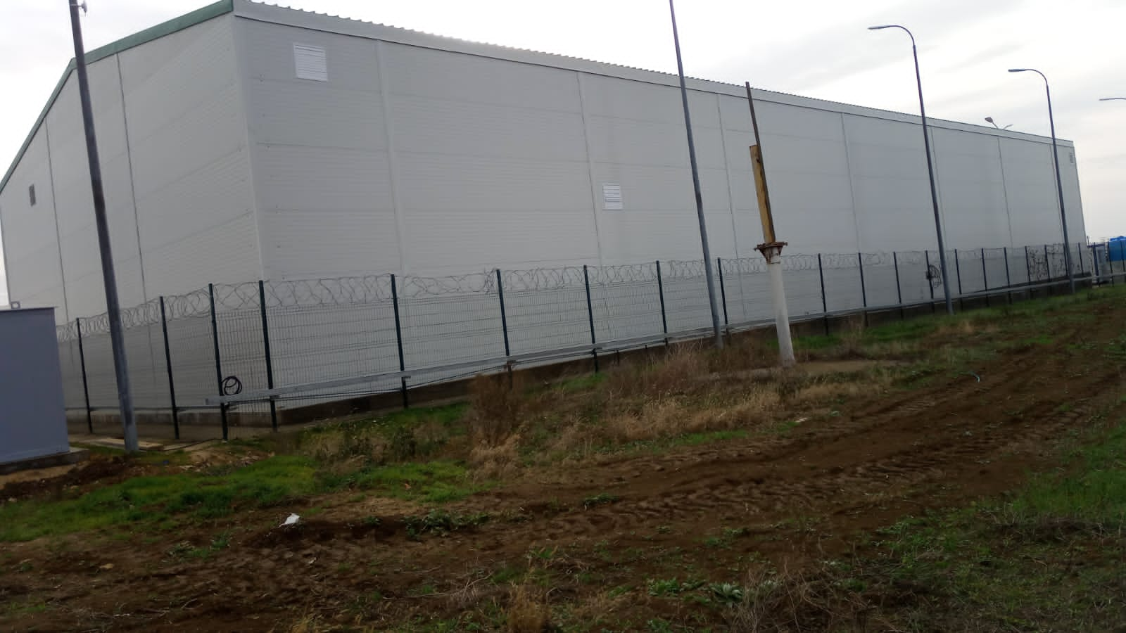 Работы по обшивке каркаса склада сэндвич-панелями