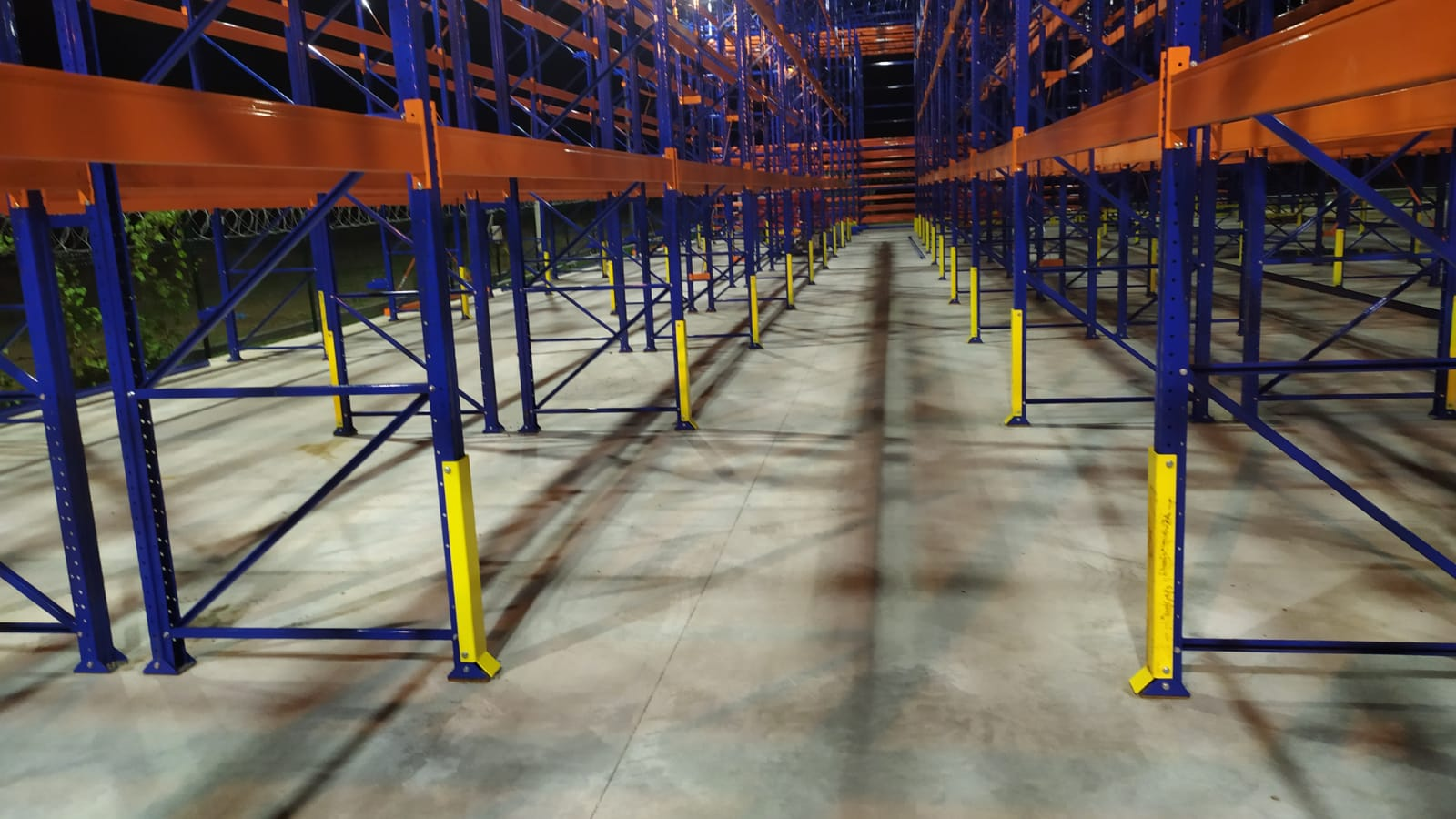 Установка защитных отбойников для самонесущего склада