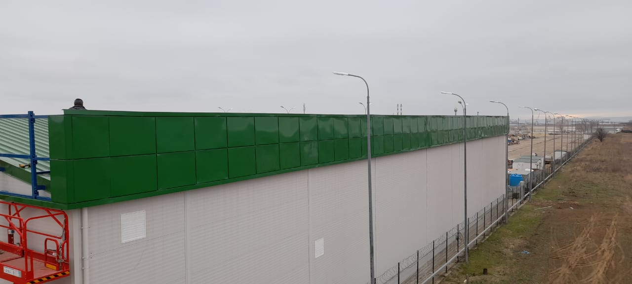 Установка металлокассет на парапете самонесущего склада