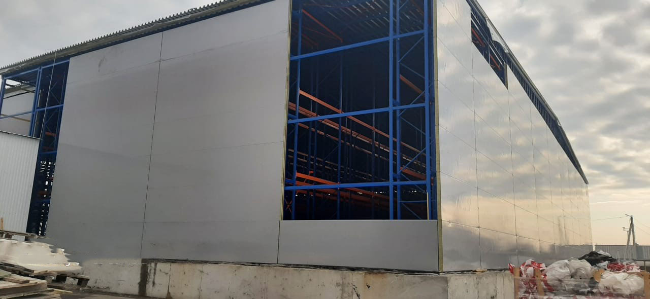 Монтаж сэндвич-панелей при строительстве самонесущего склада