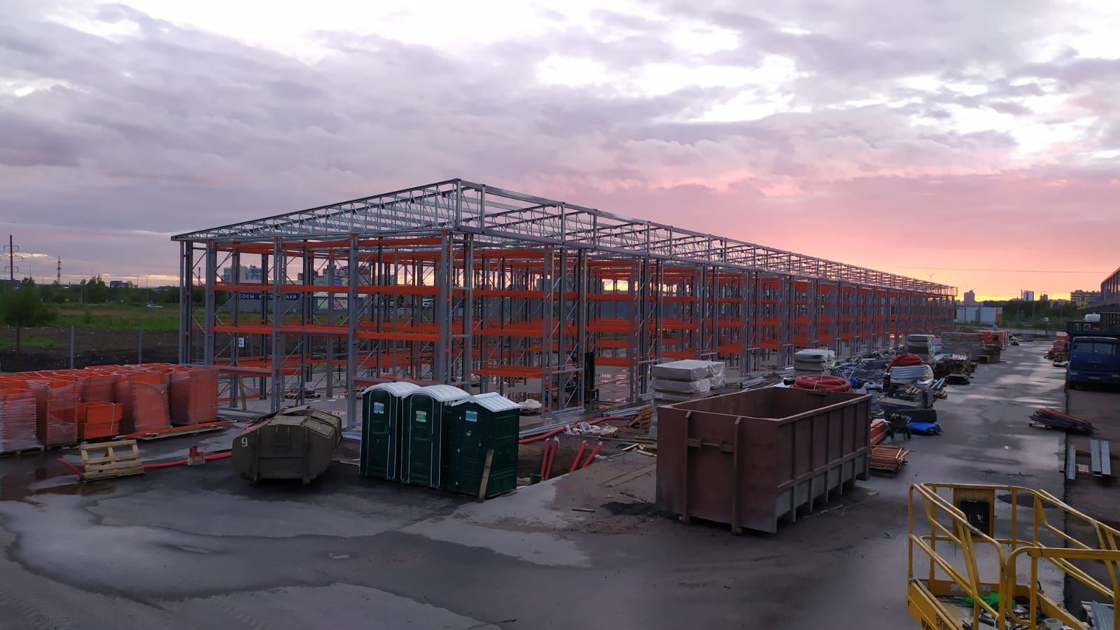 Установка ферм и кровельных прогонов на самонесущий склад