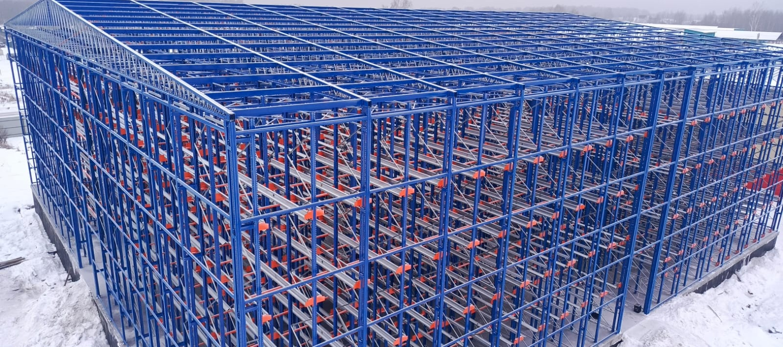 Сборка каркаса самонесущего склада на радиошаттлах