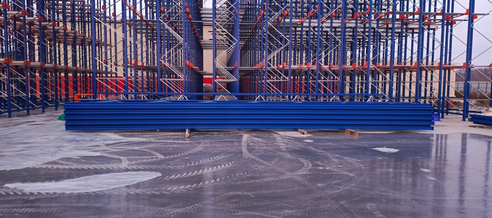 Выставление каркаса самонесущего склада