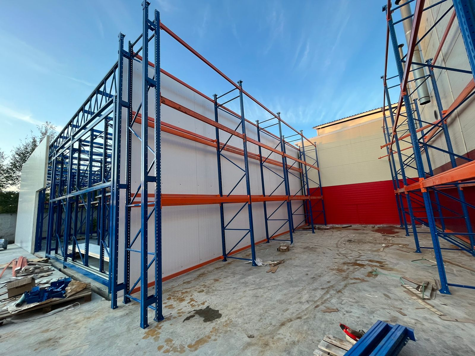 Сборка зоны хранения самонесущего склада на фронтальных стеллажах