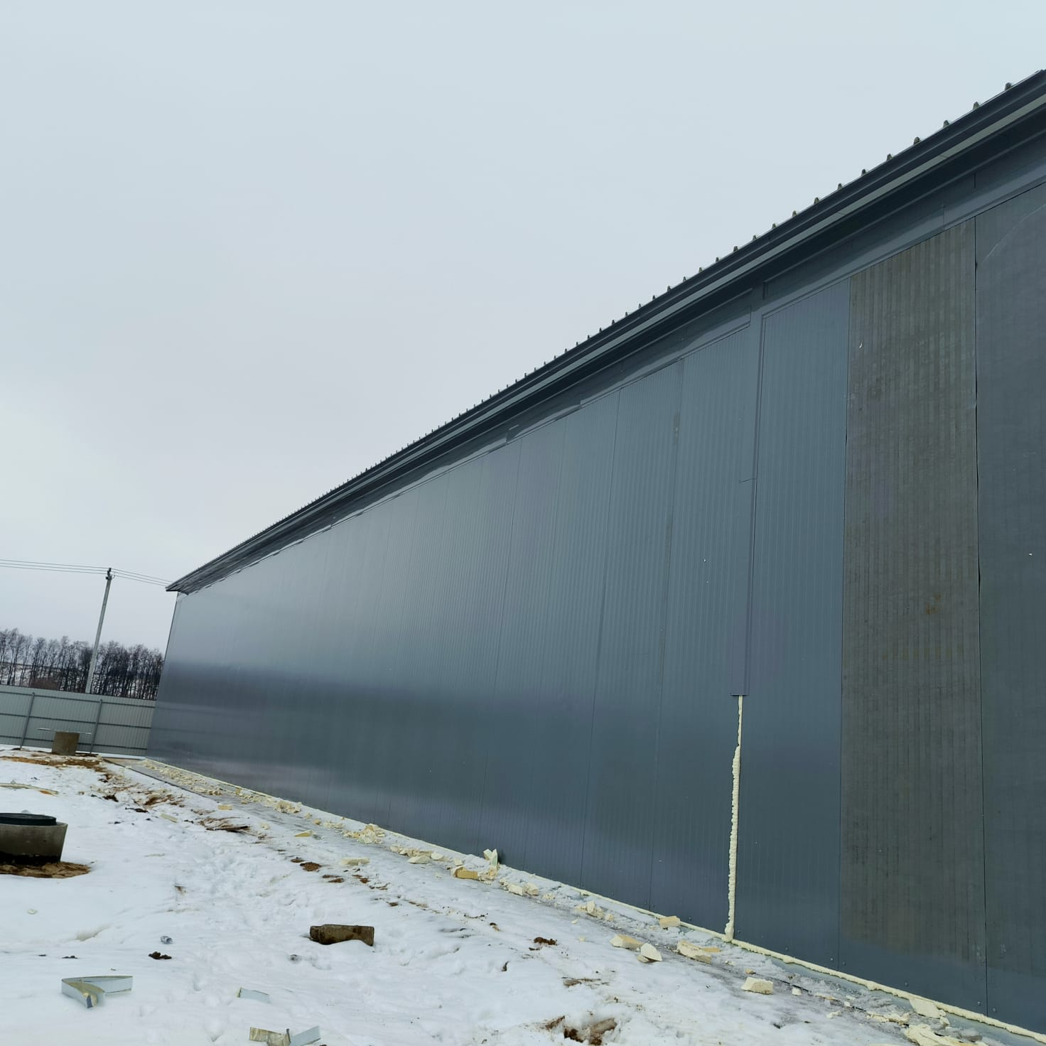 Установка сэндвич-панелей на самонесущий склад на базе фронтальных стеллажей