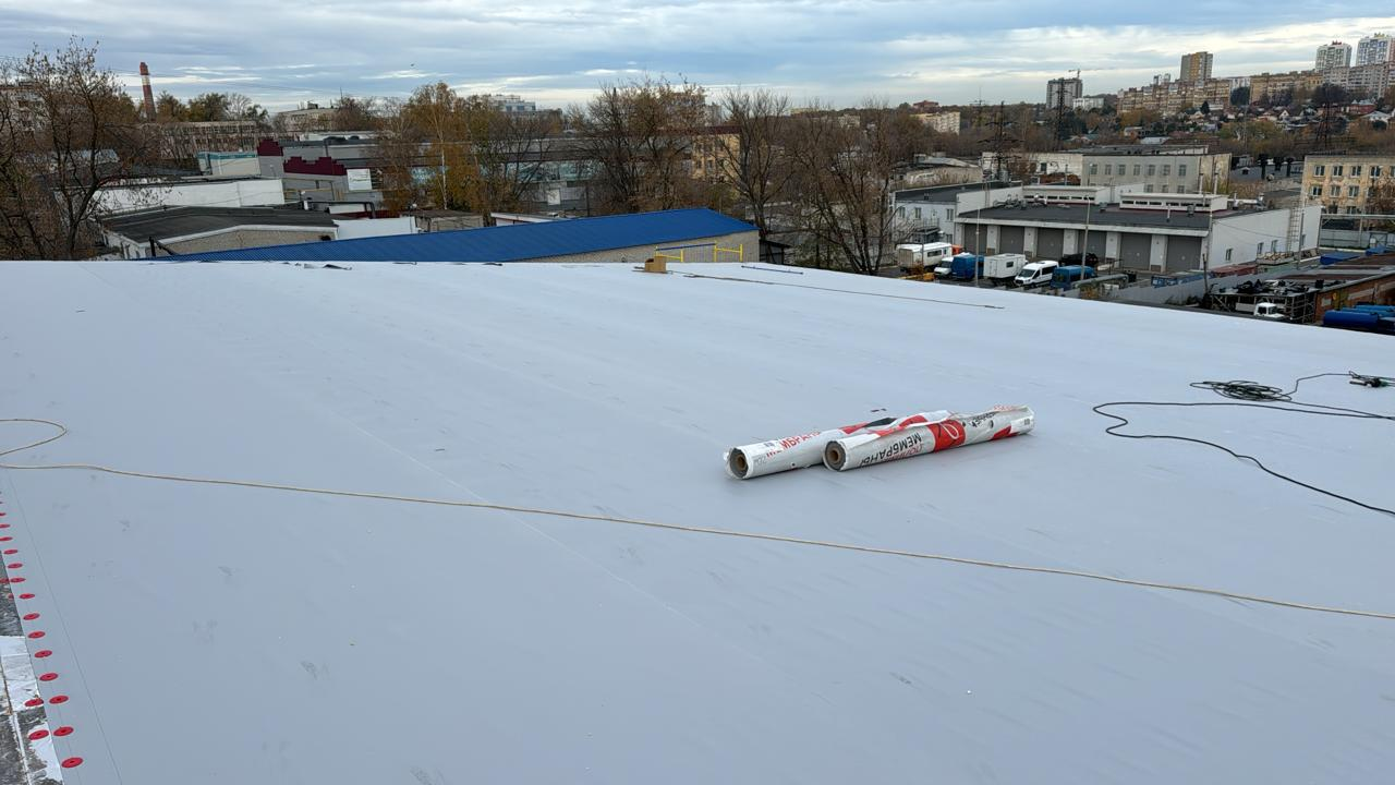 Монтаж системы наборной кровли на самонесущий склад