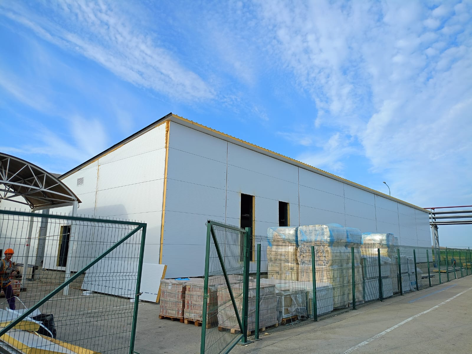 Выполнение работ по монтажу сэндвич-панелей