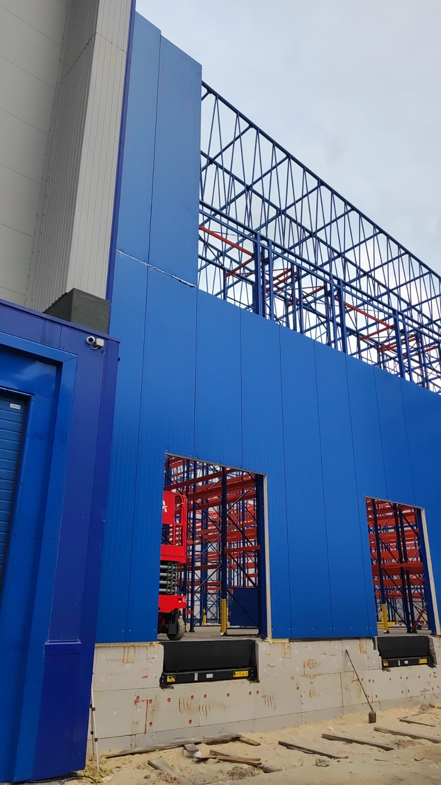 Монтаж сэндвич-панелей на самонесущий склад