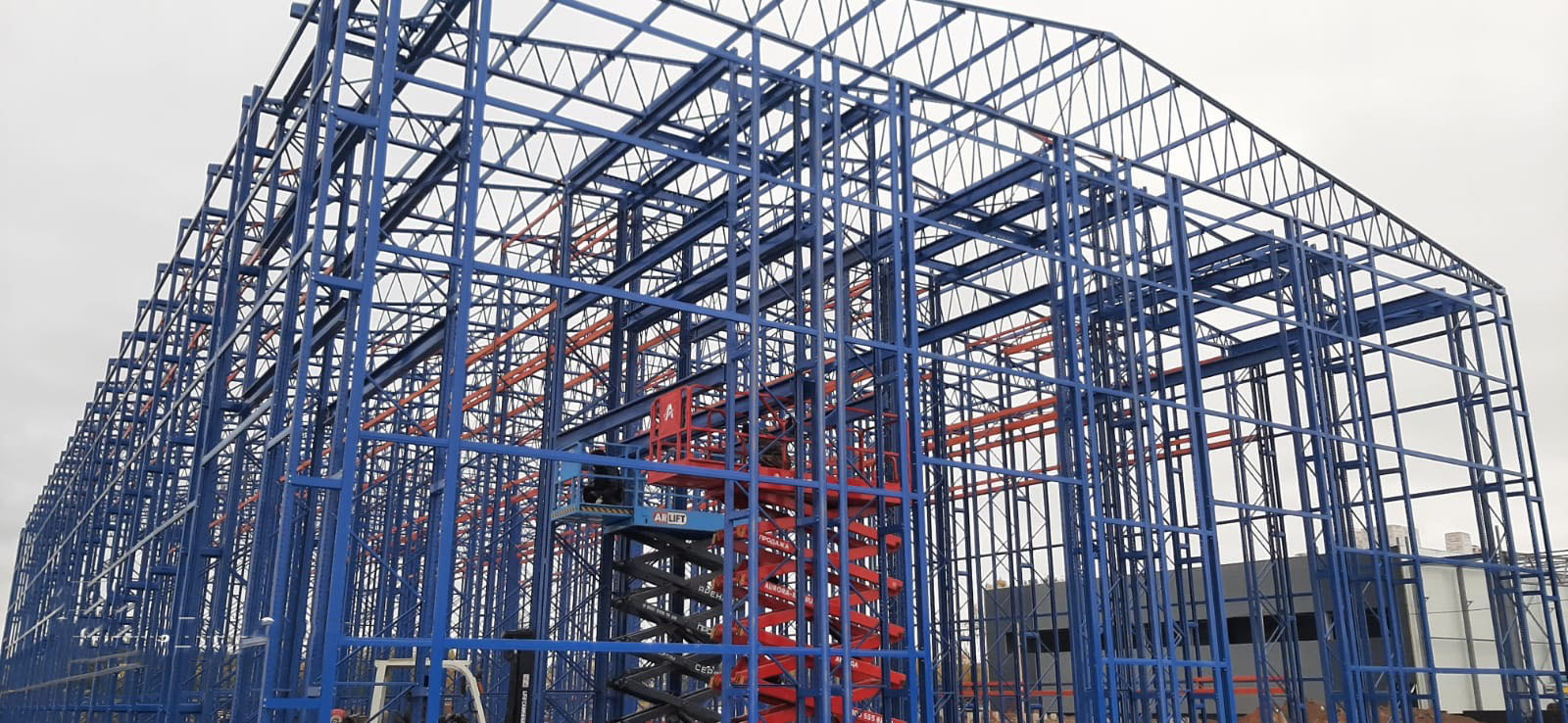 Сборка быстровозводимых складов и ангаров