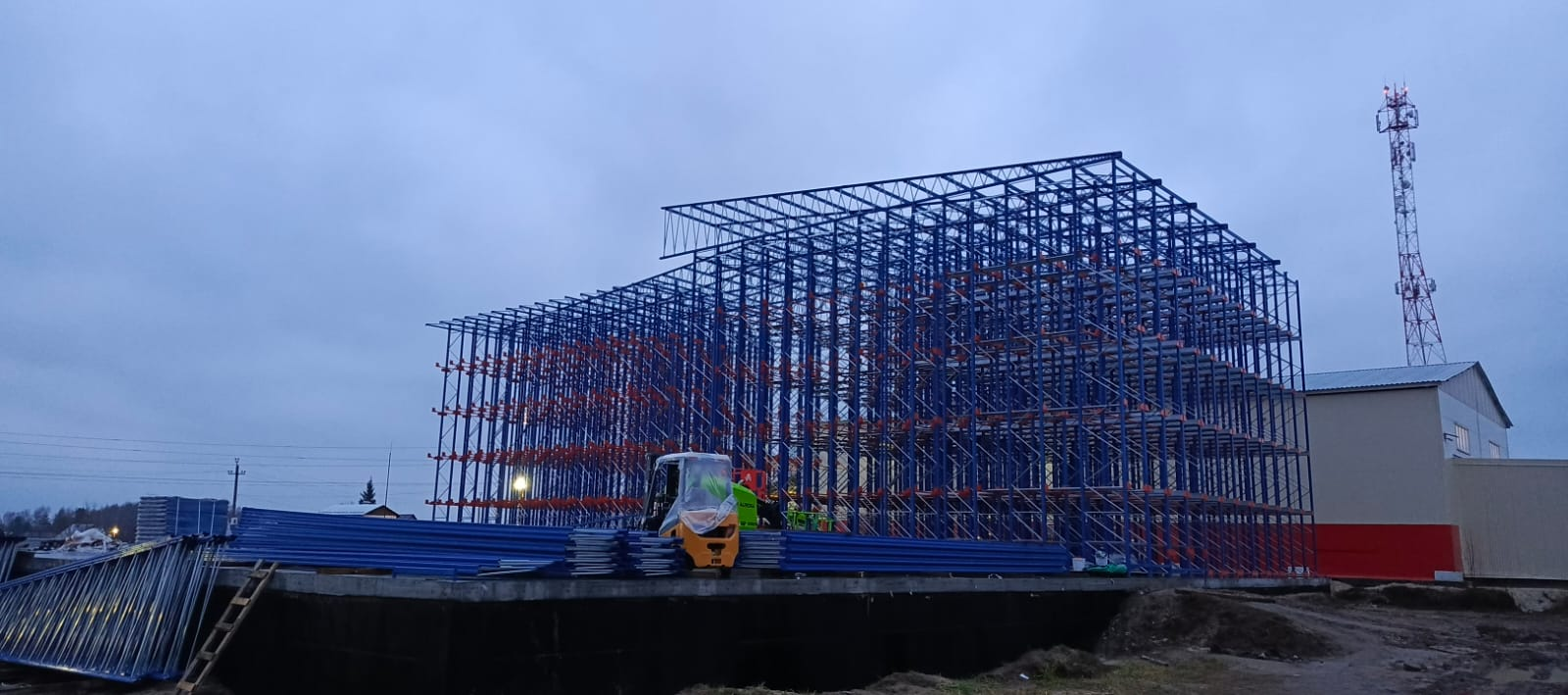 Процесс строительства самонесущего склада