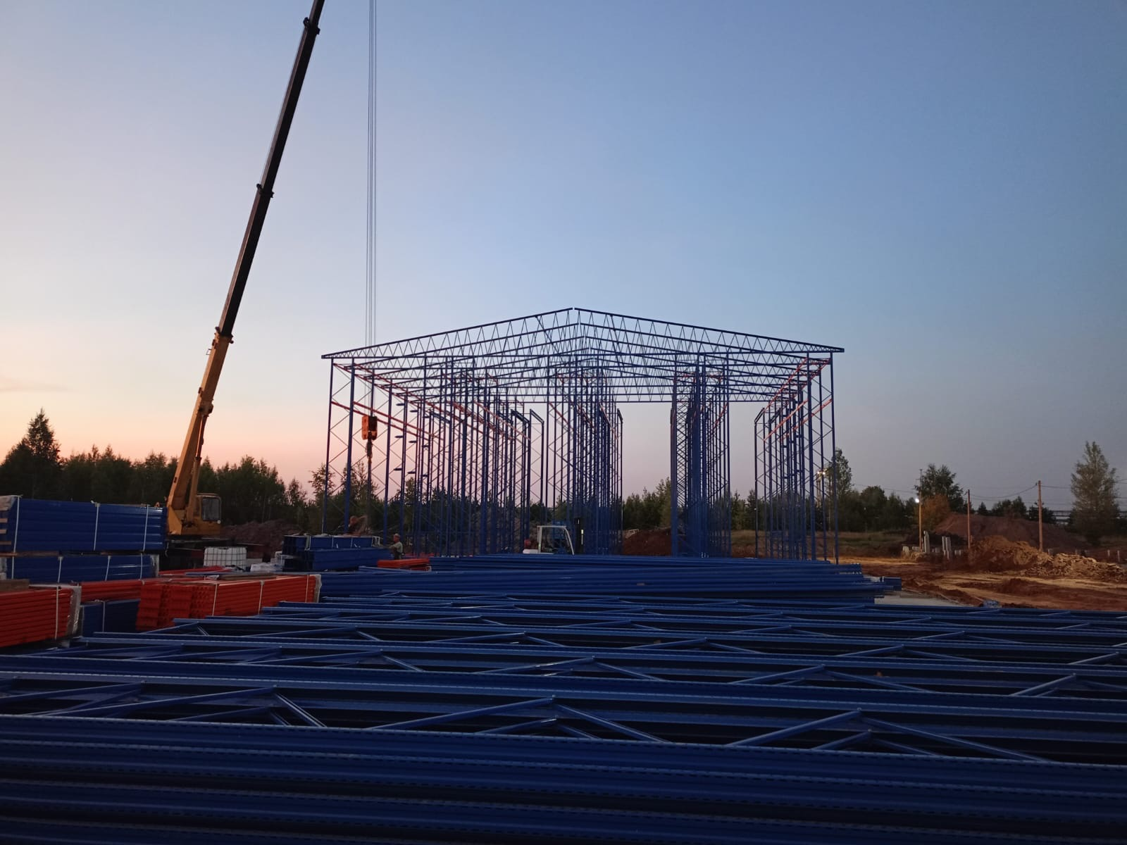 Установка каркаса самонесущего склада