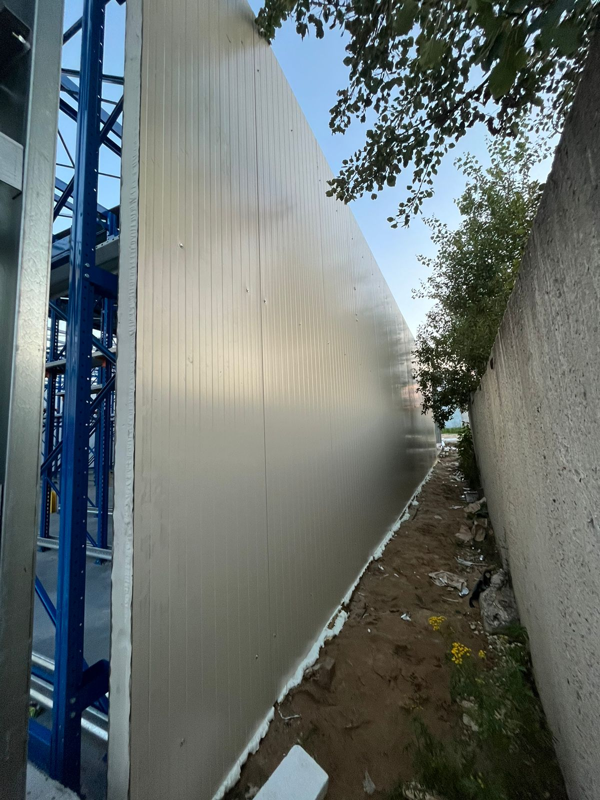 Установка сэндвич-панелей на самонесущий склад