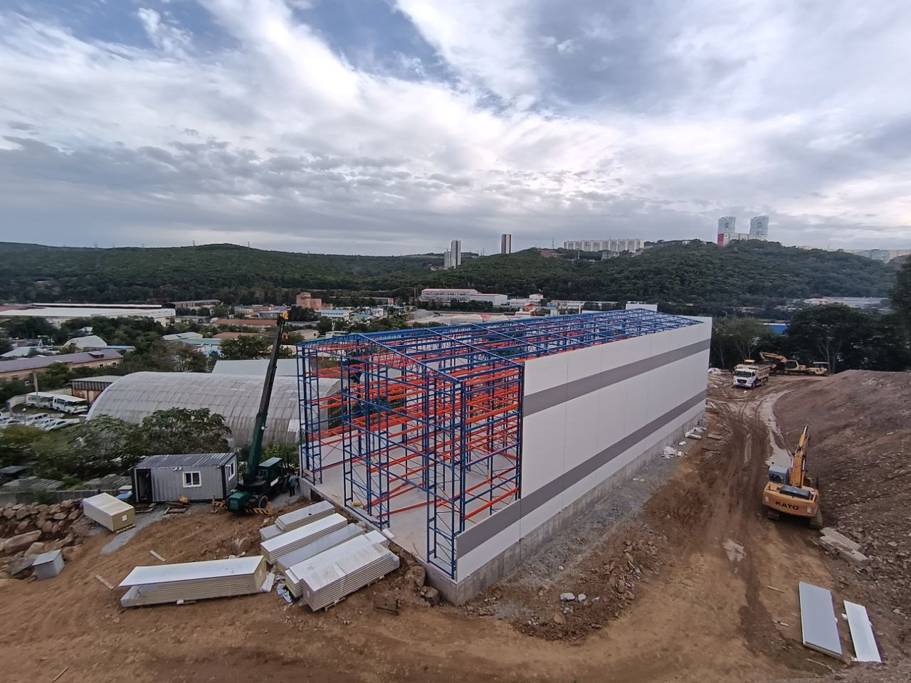 Монтаж сэндвич-панелей на самонесущем складе.