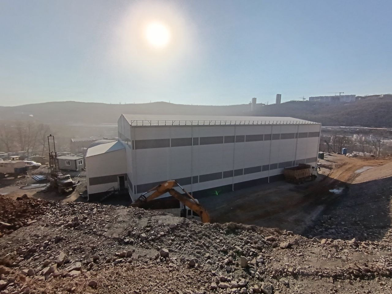 Возведение самонесущего склада во Владивостоке.