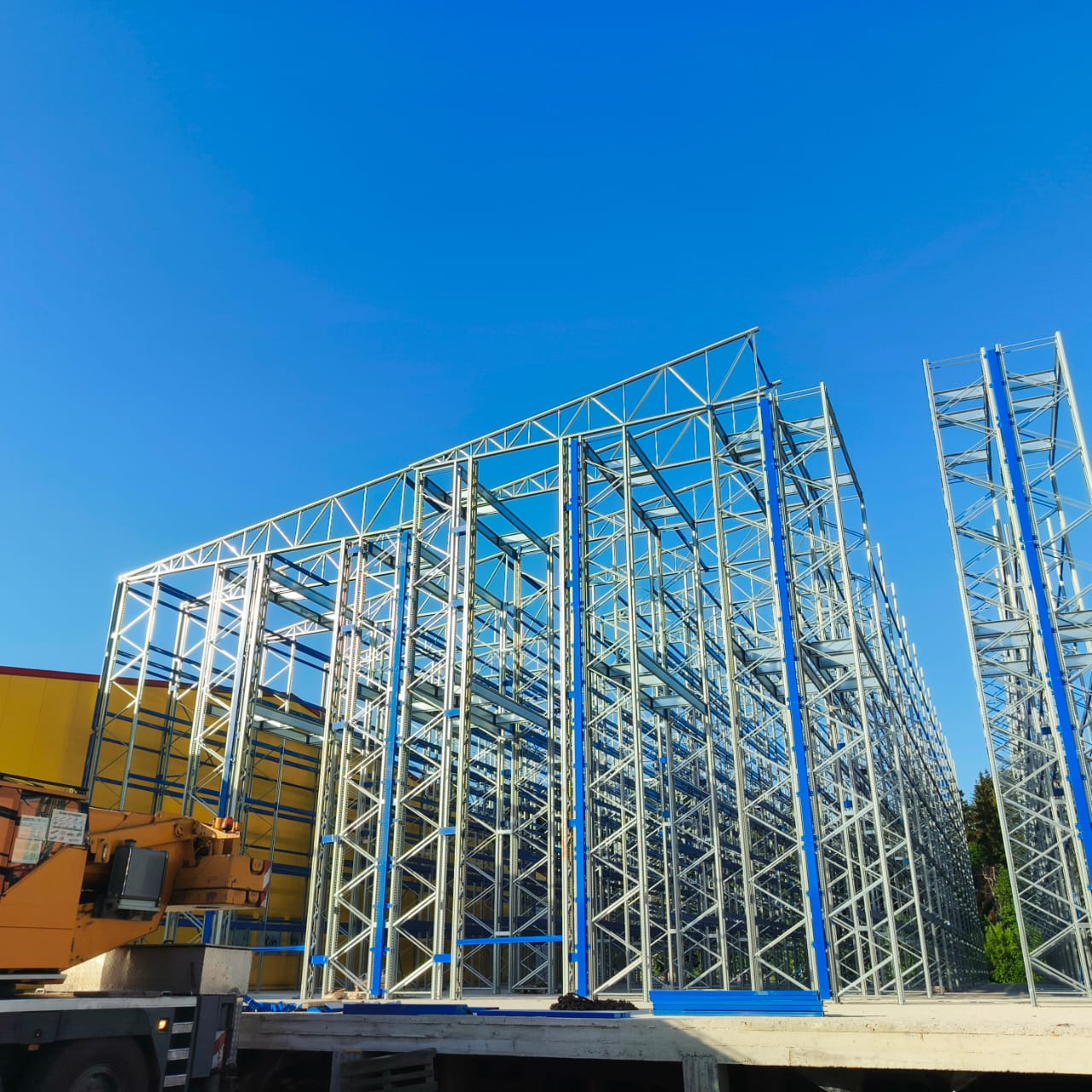 Монтаж кровельных ферм на быстровозводимое здание