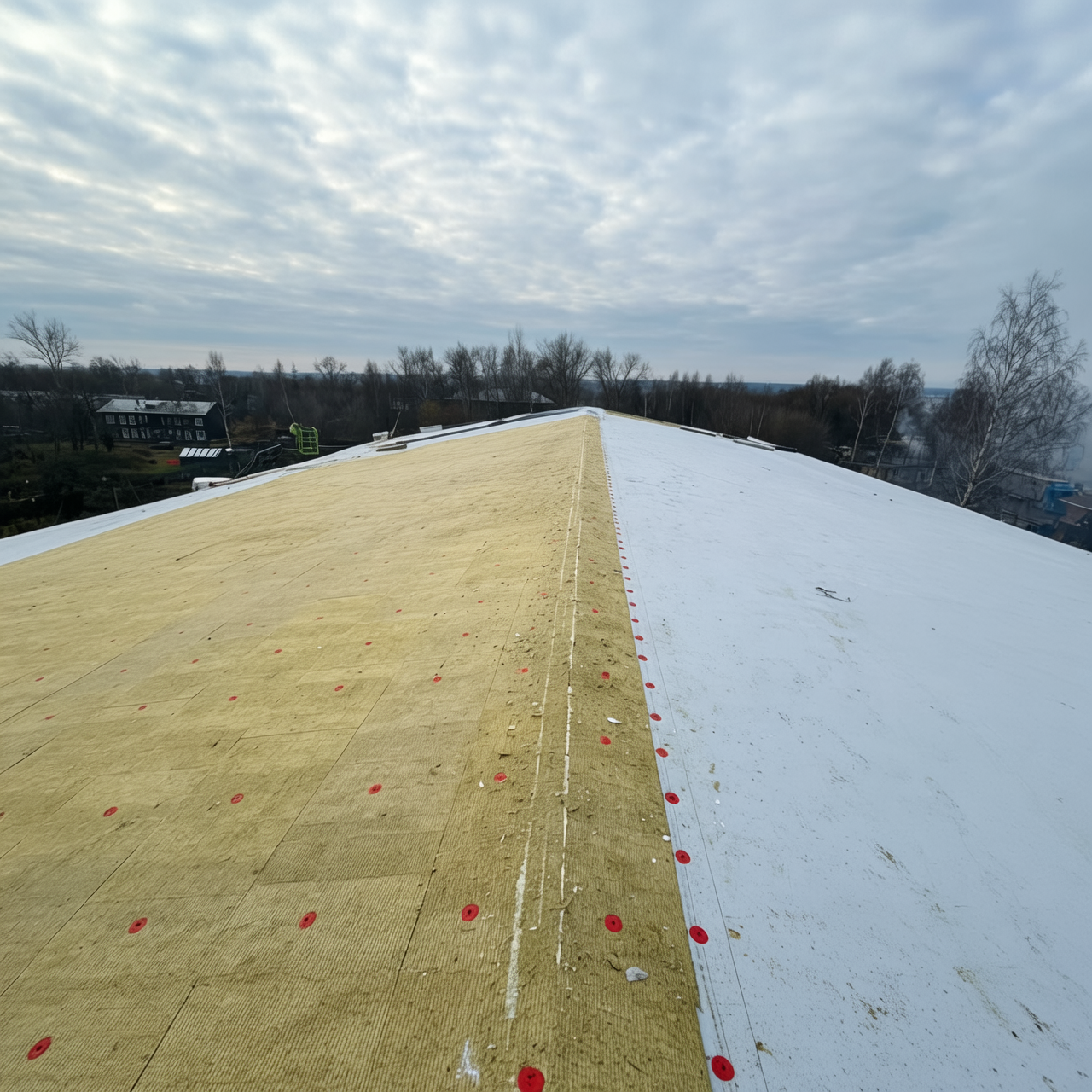 Укладка мембраны и утепление крыши